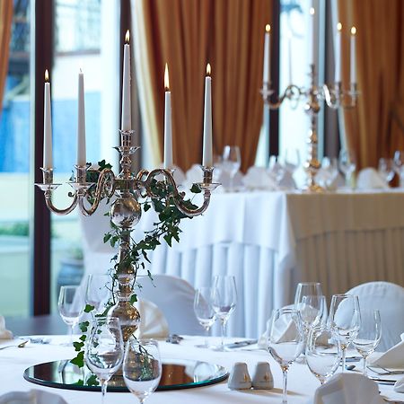 Grand Serai Congress And Spa Яніна Екстер'єр фото A candelabra on a table