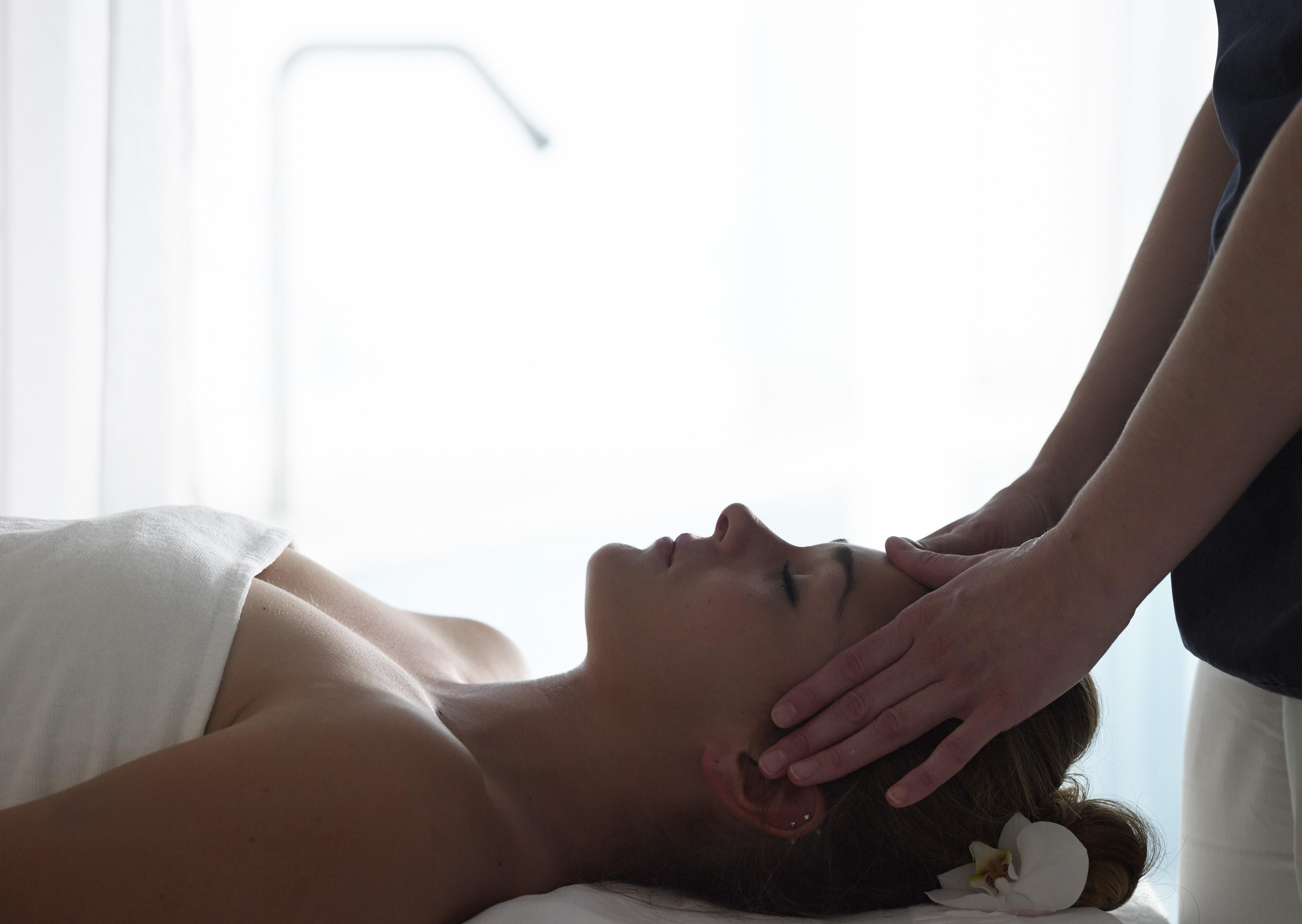 Grand Serai Congress And Spa Яніна Екстер'єр фото A woman receiving a head massage