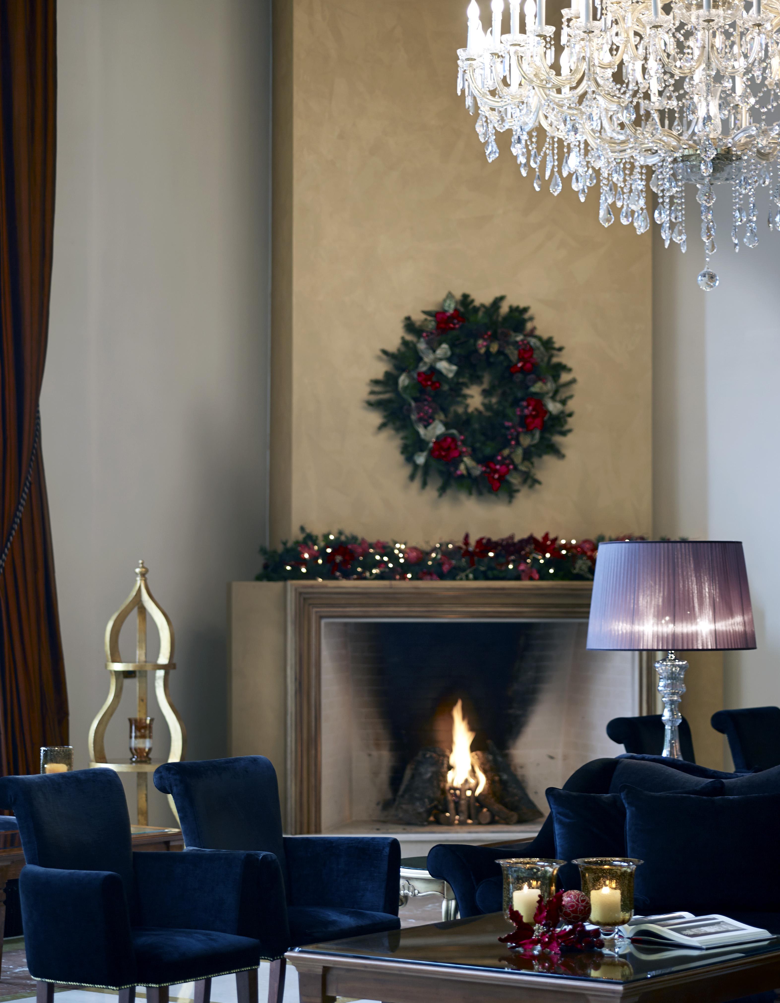 Grand Serai Congress And Spa Яніна Екстер'єр фото A fireplace decorated for Christmas