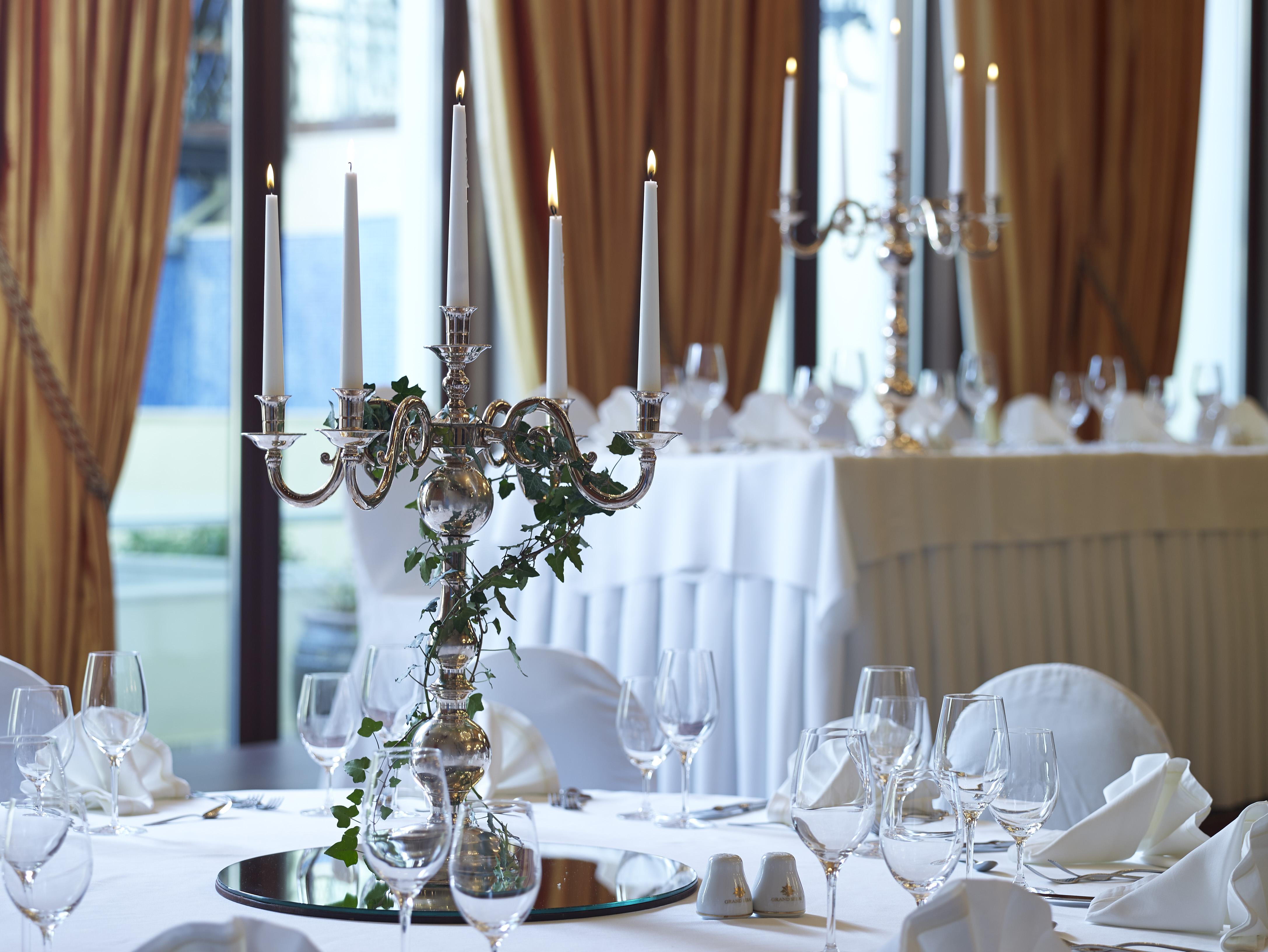 Grand Serai Congress And Spa Яніна Екстер'єр фото A candelabra on a table