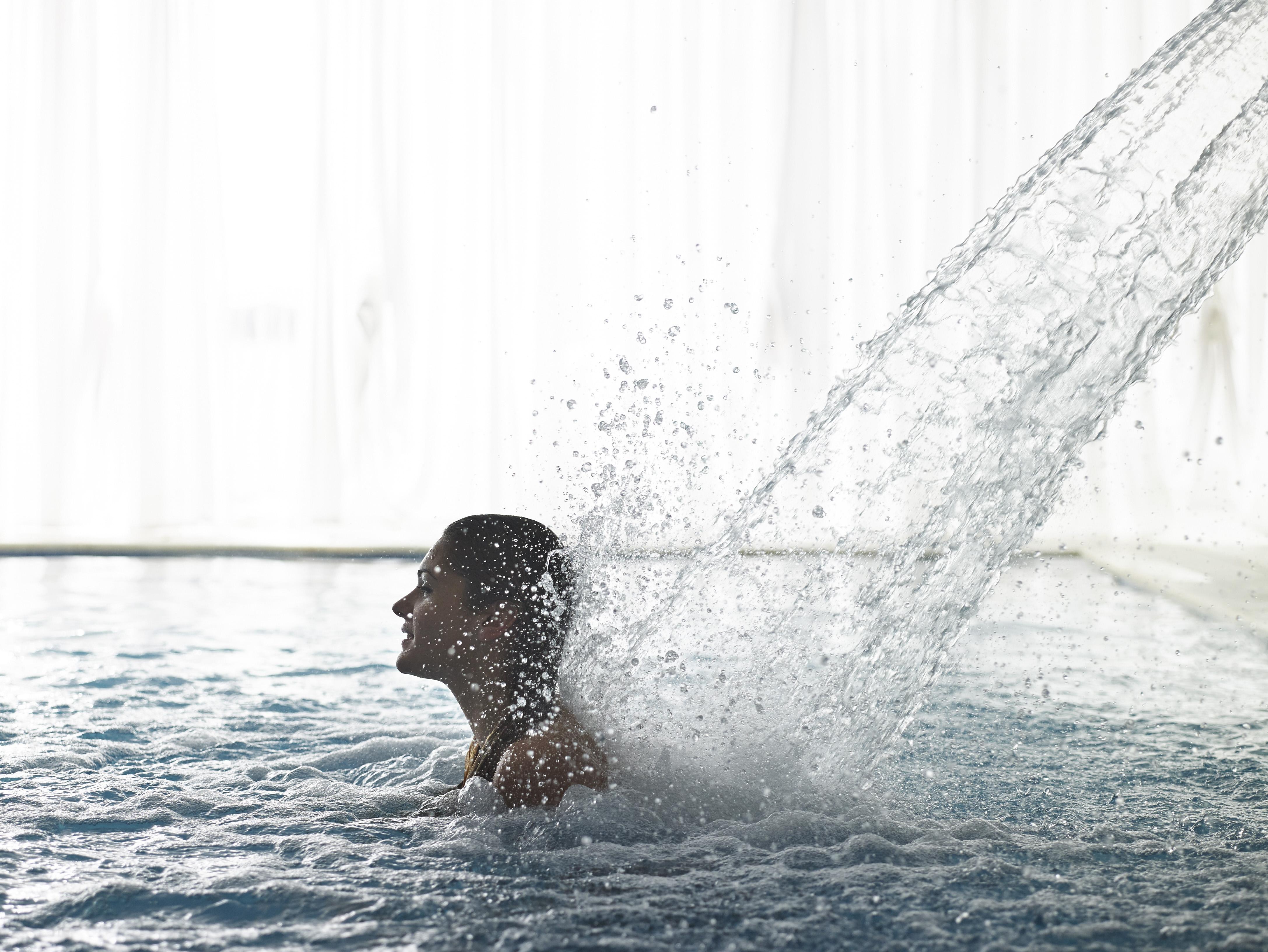 Grand Serai Congress And Spa Яніна Екстер'єр фото A woman showering in a swimming pool