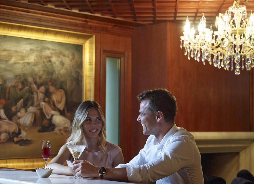 Grand Serai Congress And Spa Яніна Екстер'єр фото A couple at a bar